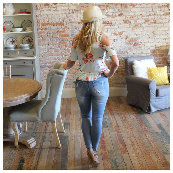 ✨LAST PAIR✨Light denim distressed skinny jeans - Picture 6 of 6